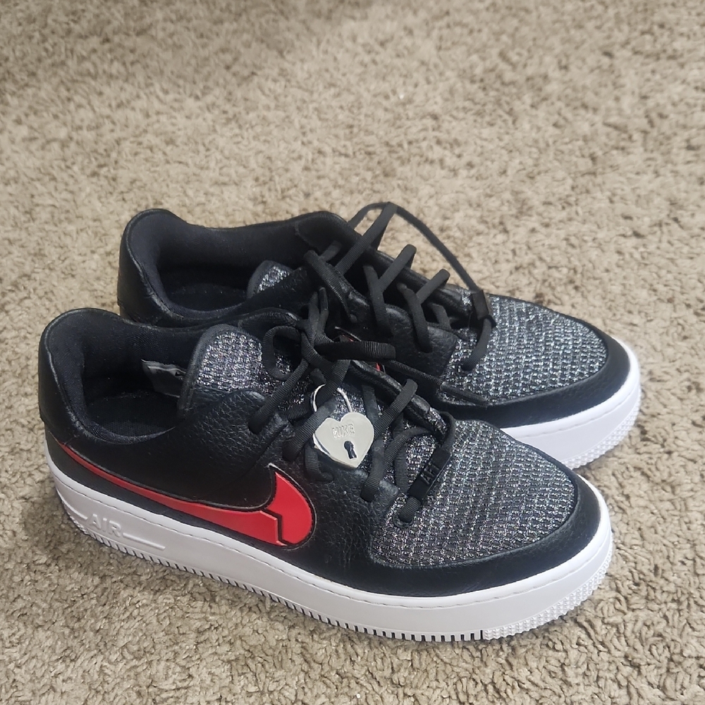  Nike Women's Air Force 1 Low Sage 'Valentine's Day' sneakers in black, metallic